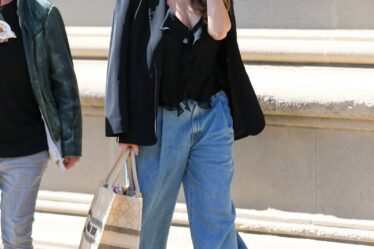 Sofía Vergara lleva un look de baggy jeans con sandalias de tacón.