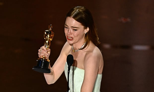 Emma Stone holding her Oscar and making a speech