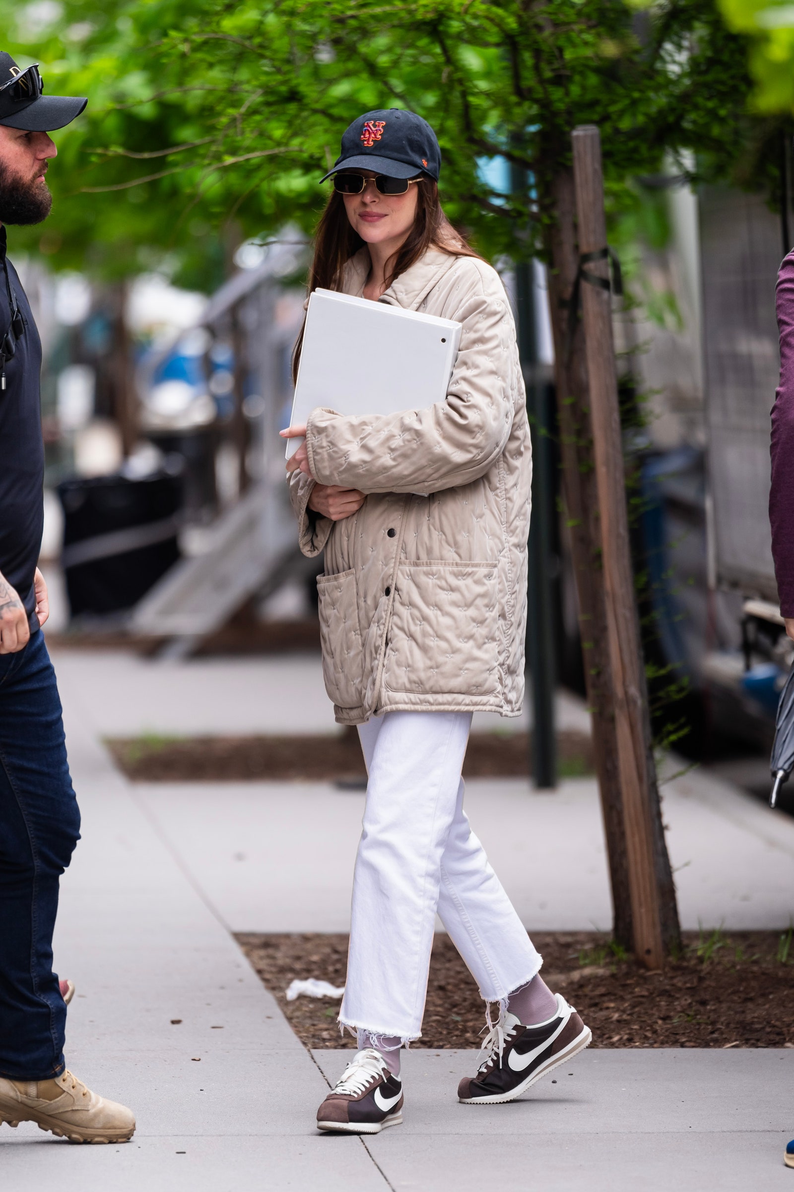 Dakota Johnson zapatillas nike cortez