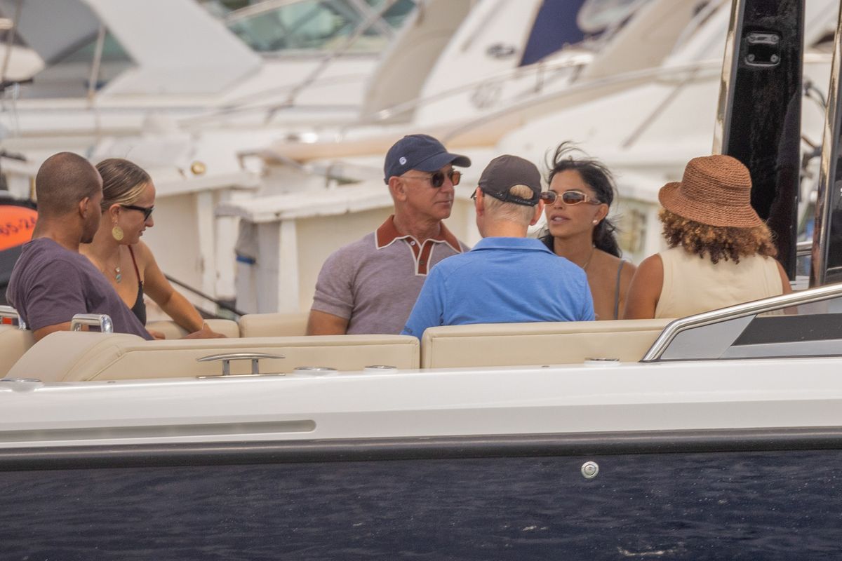 
Jeff Bezos and Lauren Sanchez in Ibiza. 