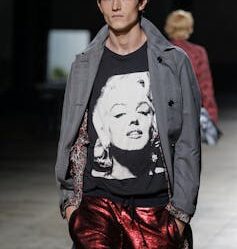 A model wearing a T-shirt with Marilyn Monroe on the front.