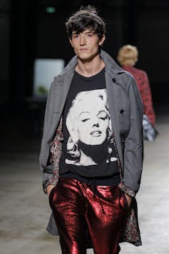 A model wearing a T-shirt with Marilyn Monroe on the front.