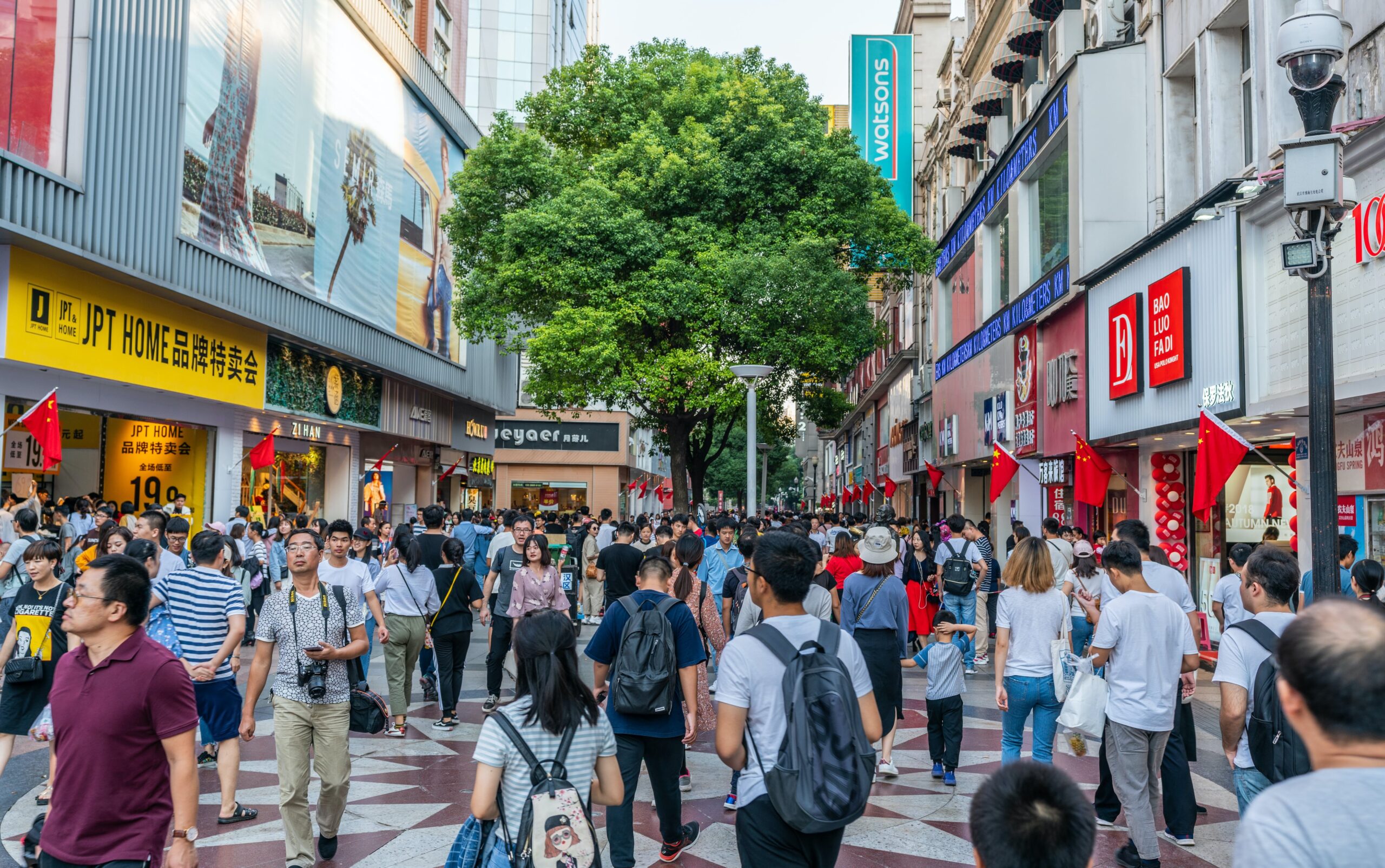 Chinese Swap Handbags for Trips as ‘Experience Economy’ Booms