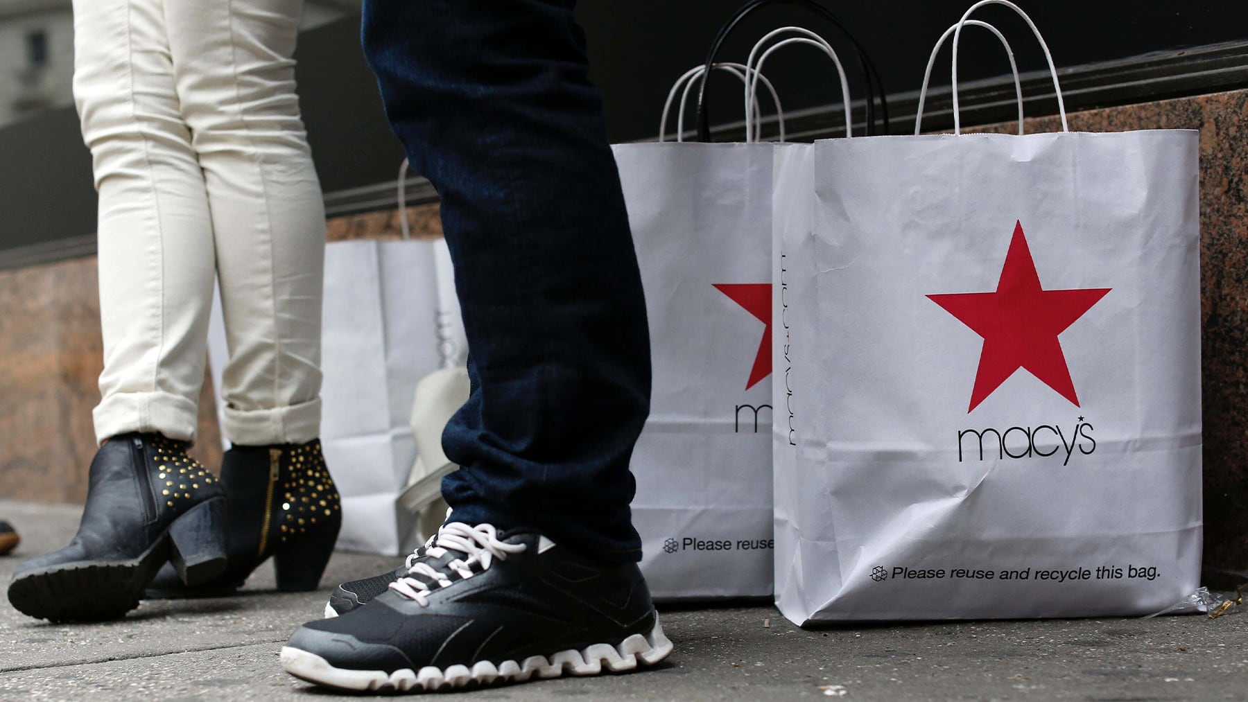 Macy’s Tempers Annual Revenue View on Weak Demand for Pricier Goods