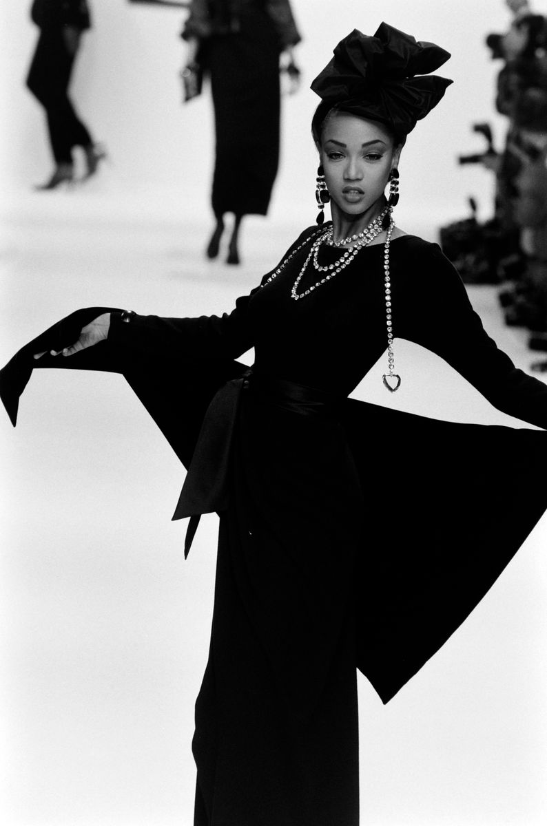 Tyra Banks in 1992 showing off some impressive moments in the runway