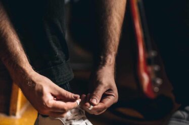 Tying a shoelace