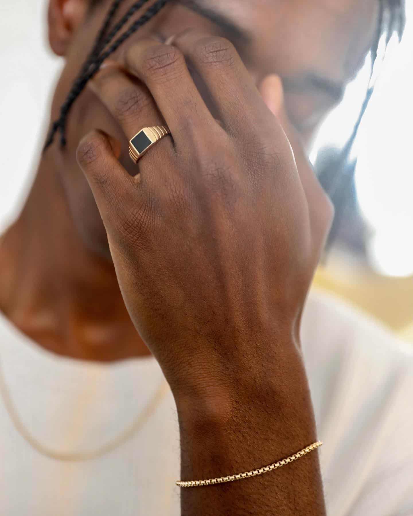 man wearing the black onyx signet ring by mejuri