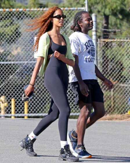 Malia Obama, spotted on a hike with a friend in Hollywood

Malia Obama, vista en una caminata con un amigo en Hollywood, viste un top corto verde lima vibrante y calzas negras, compartiendo risas y conversaciones. DespuÃ©s de la carrera, su amigo la acompaÃ±a hasta su vehÃ­culo y se despide alegremente. Malia, cineasta e hija mayor de Barack y Michelle Obama, recientemente saltÃ³ a la fama de Hollywood con su debut como directora, "The Heart", en el Festival de Cine de Sundance.