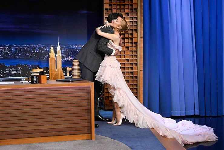 Ariana Grande Wore Giambattista Valli Haute Couture On The Tonight Show Starring Jimmy Fallon