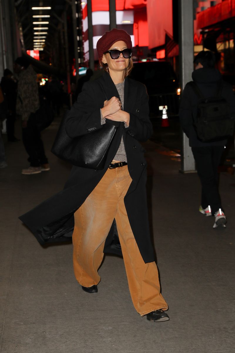 
Katie Holmes arrives at the Broadway show "OUR TOWN" in New York City. Katie looks stylish in baggy khaki pants and a long black coat.