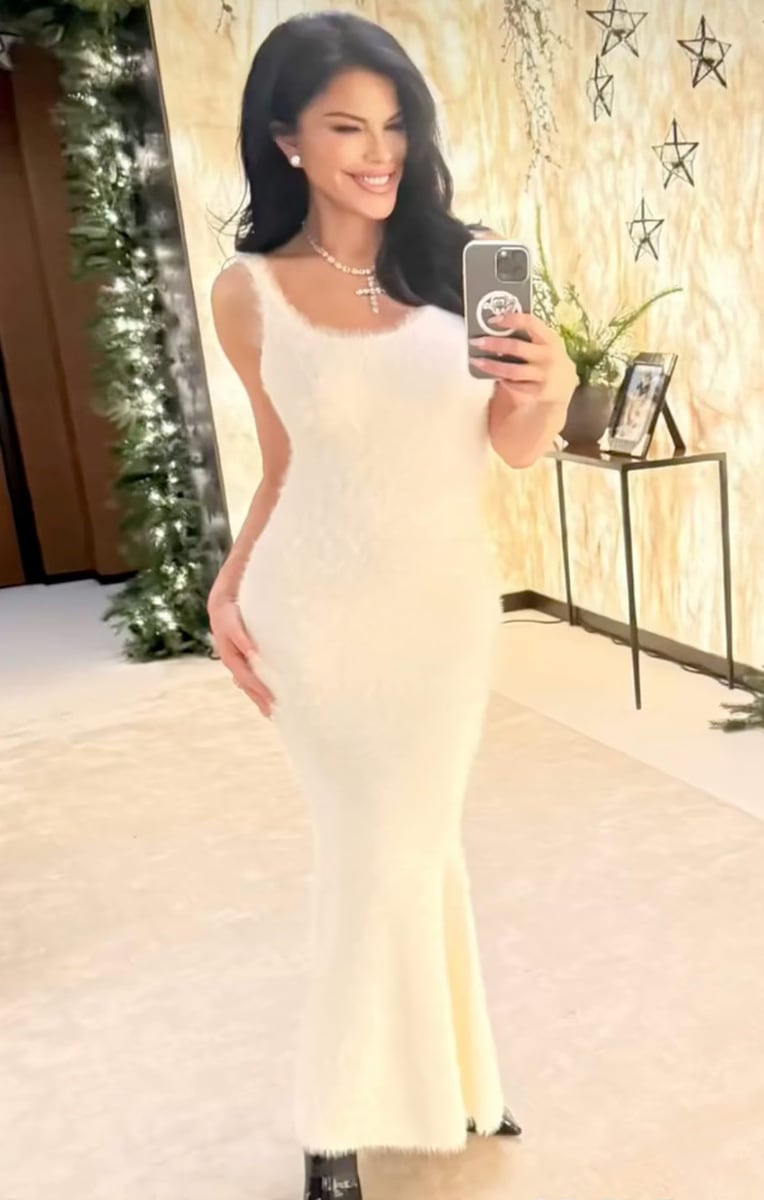 Lauren Sanchez turns heads in the perfect Christmas dress and diamond jewelry