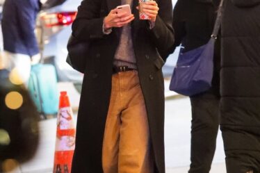 
Katie Holmes wears a burgundy newsboy cap as she arrives at the Broadway show "OUR TOWN" in New York City. Katie looks stylish in baggy khaki pants and a long black coat.