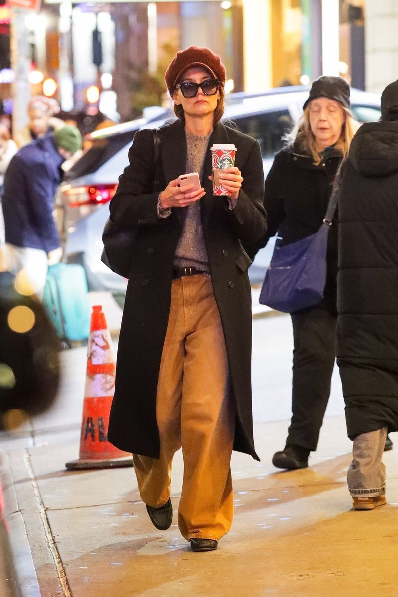 
Katie Holmes wears a burgundy newsboy cap as she arrives at the Broadway show "OUR TOWN" in New York City. Katie looks stylish in baggy khaki pants and a long black coat.