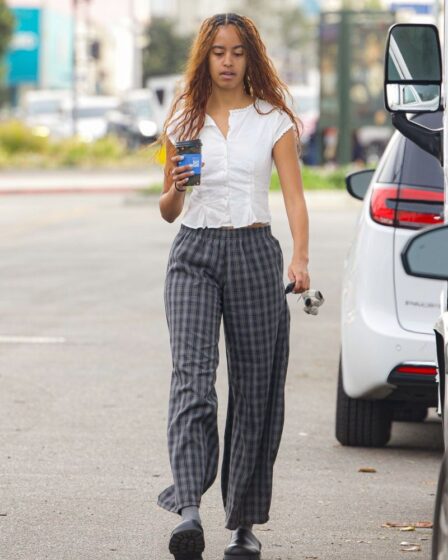 Photo © 2024 Backgrid/The Grosby Group 

EXCLUSIVE
Los Angeles, CA  
Malia Obama was spotted grabbing a coffee at Alfred's in Los Angeles early this morning around 7:30 a.m. *** Malia Obama fue vista tomando un café en Alfred's en Los Ángeles esta mañana temprano alrededor de las 7:30 a.m.

Pictured: Malia Obama