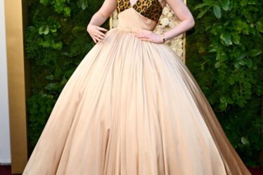 Elle Fanning Wore Balmain To The 2025 Golden Globe Awards