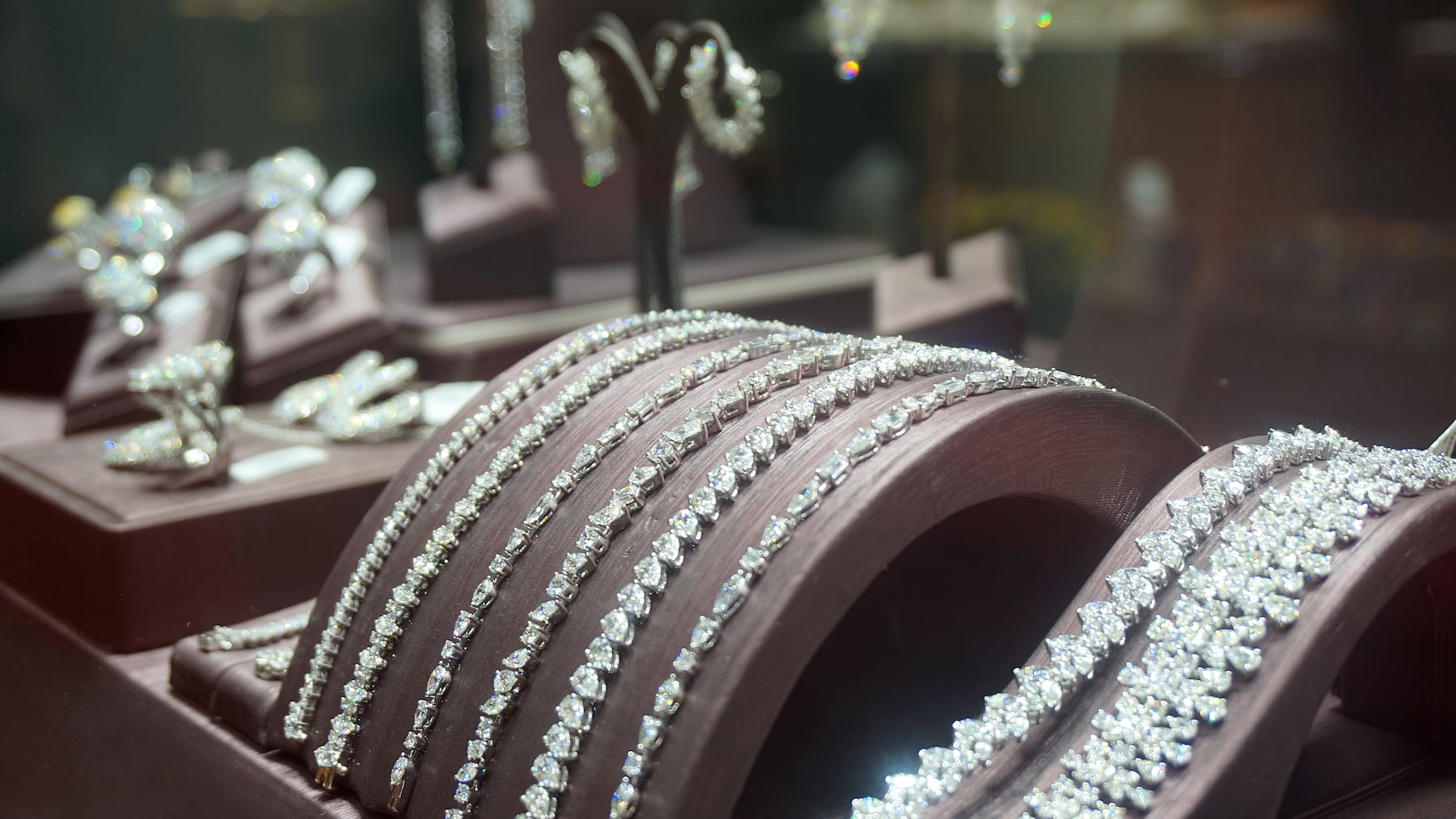 Fosun’s Jewellery Unit Shanghai Yuyuan Considers Second Listing in Hong Kong