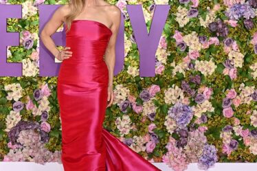 Renée Zellweger Wore Vintage Pierre Balmain Haute Couture To The 'Bridget Jones: Mad About The Boy' London Premiere