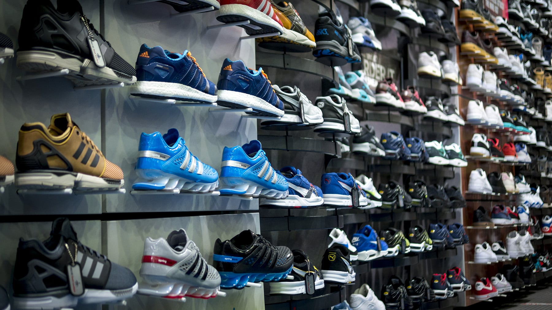 Foot Locker Outlook Weighed Down by Discounts, Weak Demand