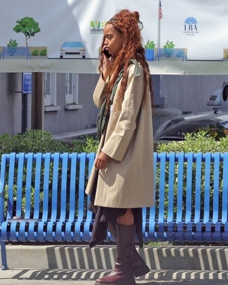 

Malia Obama was seen walking down the street in a stylish beige trench coat and knee-high brown boots. She accessorized with a green plaid scarf tied around her waist while chatting on the phone. Her look was completed with a white t-shirt and dark skirt, exuding effortless elegance.****

Malia Obama fue vista caminando por la calle con un elegante abrigo trench beige y botas marrones hasta la rodilla. Complementó su atuendo con una bufanda de cuadros verdes atada a la cintura mientras hablaba por teléfono. Su look se completó con una camiseta blanca y una falda oscura, irradiando elegancia sin esfuerzo.