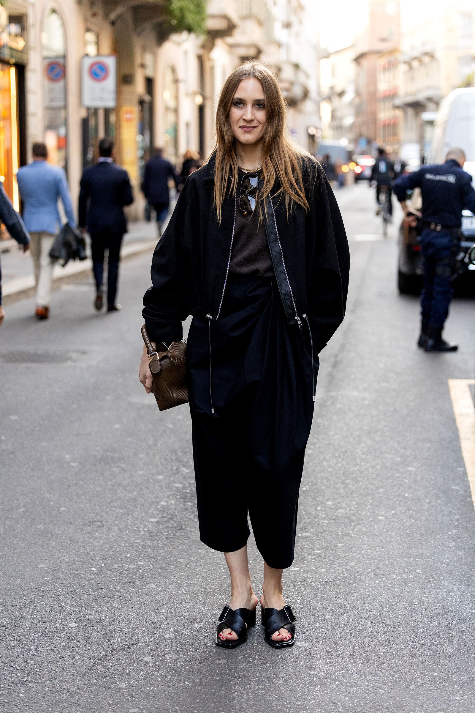 Sandalias de tiras cruzadas con pantalón street style PrimaveraVerano 2025.